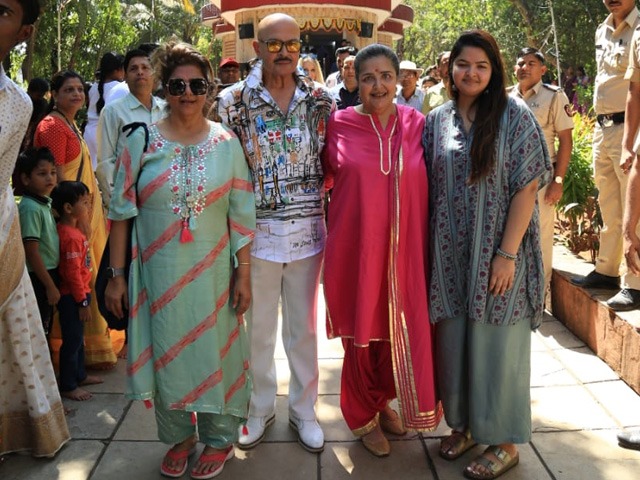 महाशिवरात्रि पर पूजा-अर्चना करने शिव मंदिर पहुंचे परिवार समेत राकेश रोशन और पिंकी रोशन