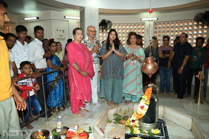 राकेश रोशन ने अपने परिवार संग पनवेल के पास स्थित शिव मंदिर में पूजा-अर्चना की. (फोटो: वरिंदर चावला)