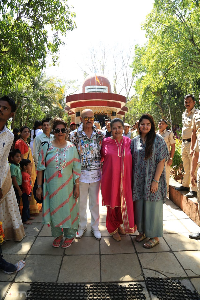 महाशिवरात्रि के मौके पर फिल्ममेकर राकेश रोशन और पिंकी रोशन परिवार समेत शिव मंदिर पहुंचे. (फोटो: वरिंदर चावला)