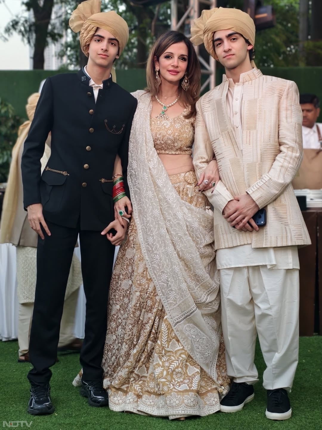 हृदान, अभिनेता ऋतिक रोशन और उनकी पूर्व पत्नी सुजैन खान के छोटे बेटे हैं. बता दें कि ऋतिक और सुजैन की शादी साल 2000 में हुई थी. उनके बड़े बेटे ह्रिहान का जन्म 2006 में और छोटे बेटे हृदान का जन्म 2008 में हुआ. हालांकि, यह कपल दिसंबर 2013 में अलग हो गया और नवंबर 2014 में उनका तलाक पूरा भी हो गया.