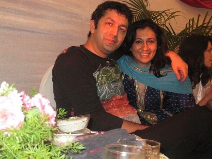 <i>Hum Tum</i> director Kunal Kohli also shared a picture with her sister and captioned it with a few lines of the famous song "Phoolon ka Taaron ka Subka kehana hai, Ek hazaaron mein Meri behana hai. Saari umar Humein sung rehana hai". <br><br>

This image was posted on Twitter by <a href="https://twitter.com/kunalkohli" target="_blank" rel="nofollow" >kunalkohli</a>