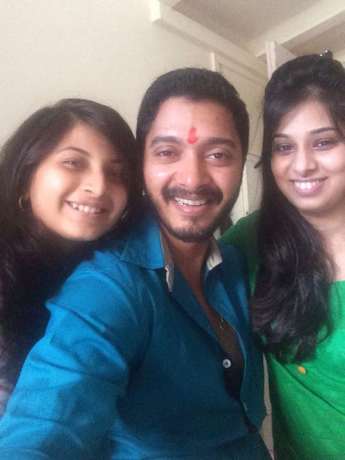 Actor Shreyas Talpade also celebrated the festival with his sisters. Smiling with his sisters, he shared a picture with the caption "Selfie With my two little darlings.happy raksha bandhan my sweeties. God bless u." <br><br>

This image was posted on Twitter by <a href="https://twitter.com/shreyastalpade1" target="_blank" rel="nofollow" >shreyastalpade1</a>