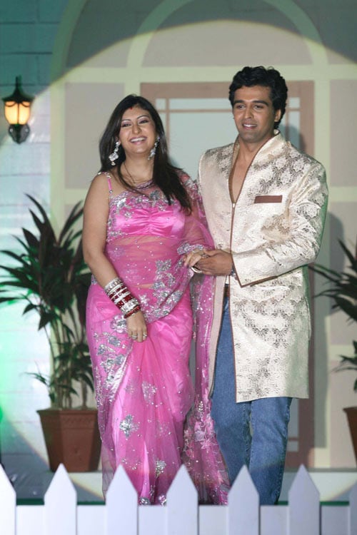 Throughout the series the couples will also have to entertain relatives and guests, perform ceremonies, take part in other activities like parties and picnics and ensure that the kids finish their homework - all within a limited budget.<br><BR> Here is the newly wed couple Sachin Shroff and his actor wife Juhi Parmar.