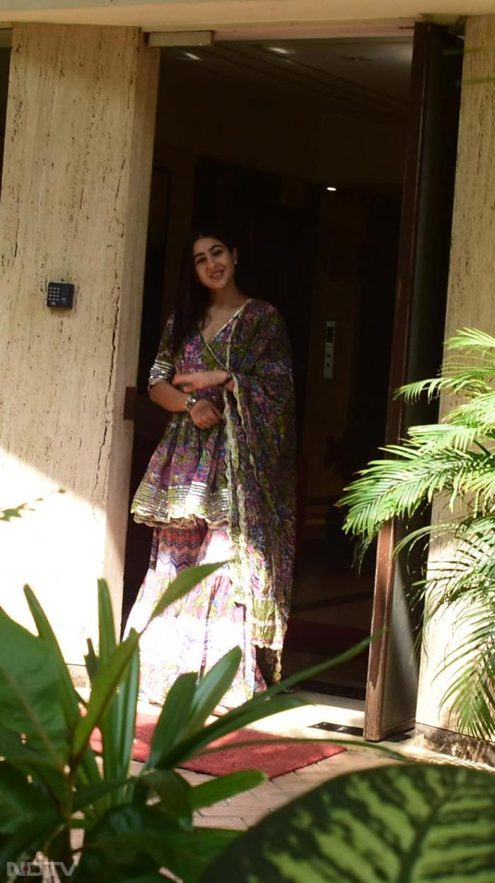 Picture-perfect Sara Ali Khan posed at dad Saif Ali Khan's house. (Image courtesy: Varinder Chawla)