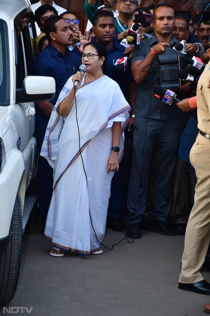 West Bengal Chief Minister Mamata Banerjee was pictured outside the Bachchan residence in Mumbai. (Image courtesy: Varinder Chawla)