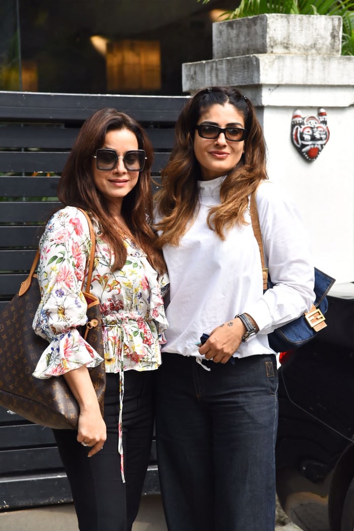 Raveen Tandon and Neelam Kothari posed for shutterbugs in Bandra.