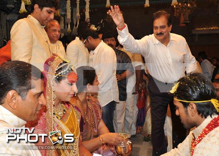 Big B, Rajini attend Ram Charan Teja\'s wedding