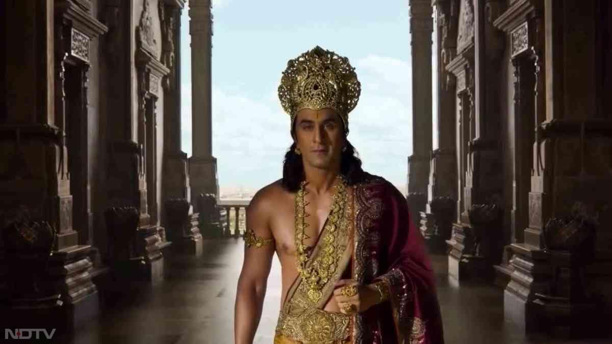 'रामायण' फिल्म में रणबीर कपूर भगवान राम की भूमिका में नजर आने वाले हैं. इस फिल्म के दोनों पार्ट के लिए टाइम्स ऑफ इंडिया के अनुसार उन्होंने 150 करोड़ रुपये चार्ज किए हैं. एक पार्ट के लिए रणबीर को 75 करोड़ रुपये मिले हैं.