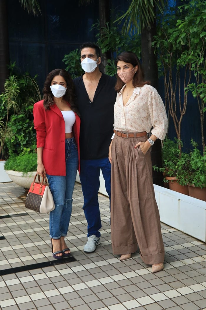 Akshay Kumar, Jacqueline Fernandez and Nushrratt Bharuccha caught up to watch the first rushes of their upcoming movie <I>Ram Setu</i>.