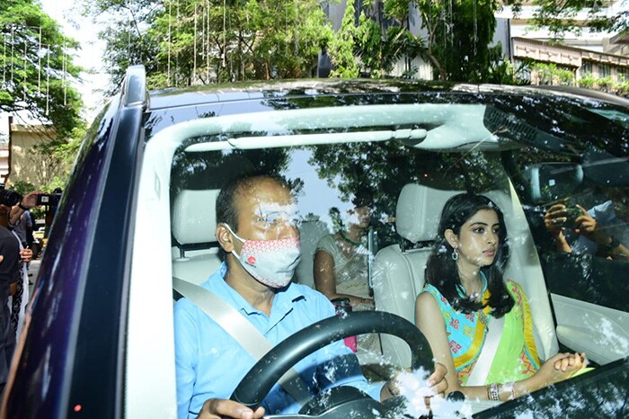 Ranbir-Alia Wedding: वेडिंग वेन्यू पर पहुंचे सितारे, देखिए लेटेस्ट तस्वीरें