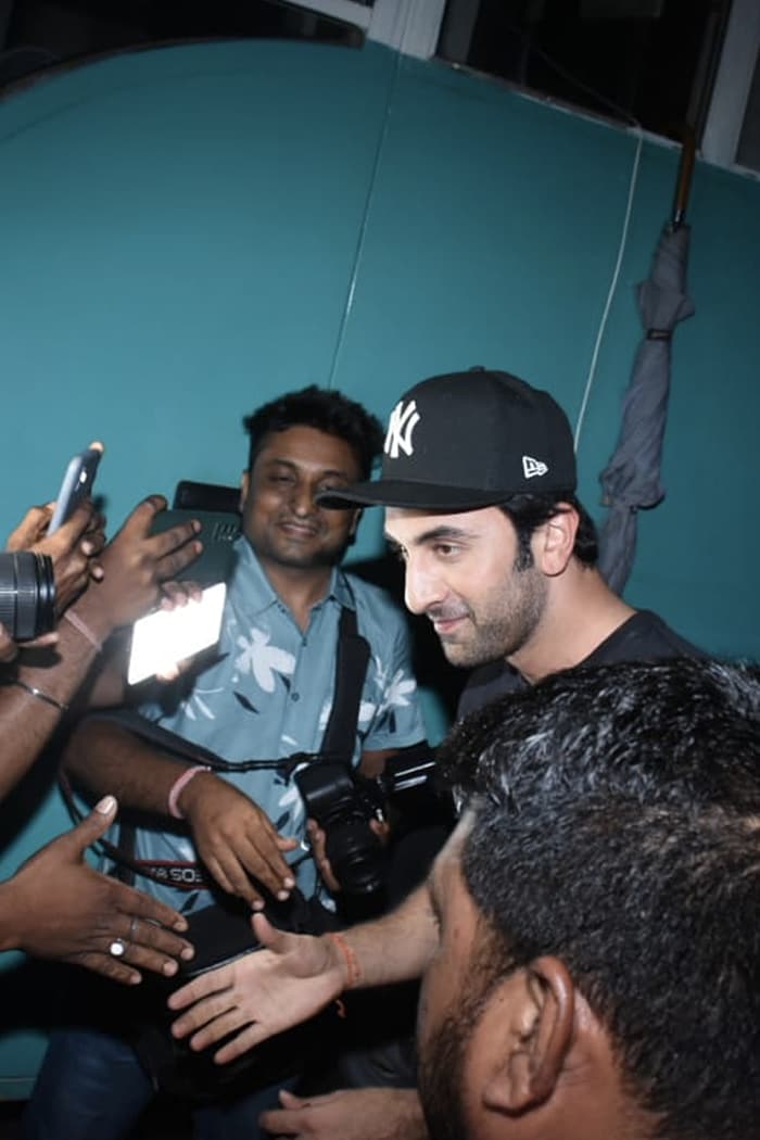 Ranbir Kapoor shook hands with fans.