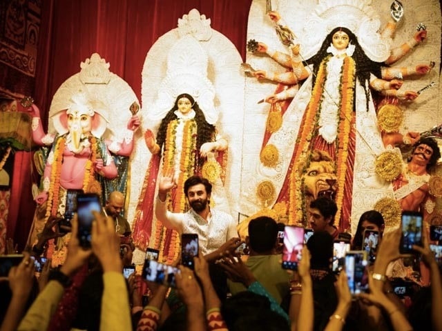 Photo : दुर्गा पूजा पंडाल में मां दुर्गा का आशीर्वाद लेने पहुंचे रणबीर कपूर, अयान मुखर्जी और मौनी रॉय