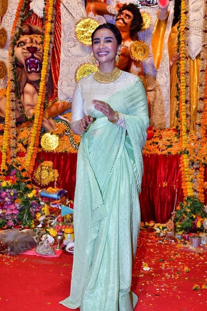 दुर्गा पूजा पंडाल में मां दुर्गा का आशीर्वाद लेने पहुंचे रणबीर कपूर, अयान मुखर्जी और मौनी रॉय