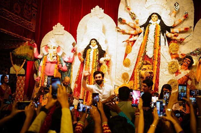 दुर्गा पूजा पंडाल में मां दुर्गा का आशीर्वाद लेने पहुंचे रणबीर कपूर, अयान मुखर्जी और मौनी रॉय