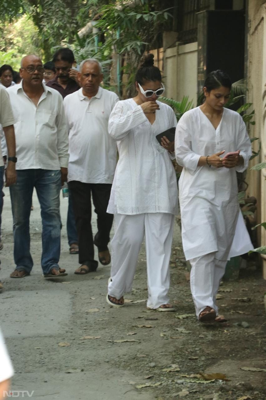 चाचा देब मुखर्जी के निधन पर काजोल और तनिषा मुखर्जी इमोशनल होते हुए नजर आईं.