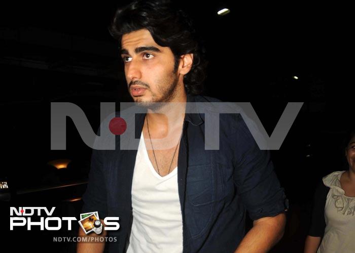 <i>Ishaqzaade</i>'s Arjun Kapoor arrives in a white tee and open shirt combo, just like Deepika.  <br><br> Arjun will soon be seen in <i>Aurangzeb</i> and <i>Gunday</i>.