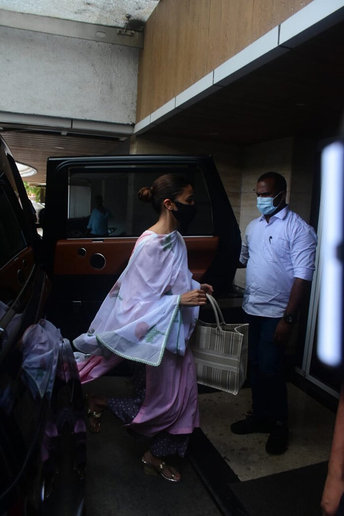 On Rishi Kapoor's Death Anniversary, Alia-Ranbir At Neetu Kapoor's House