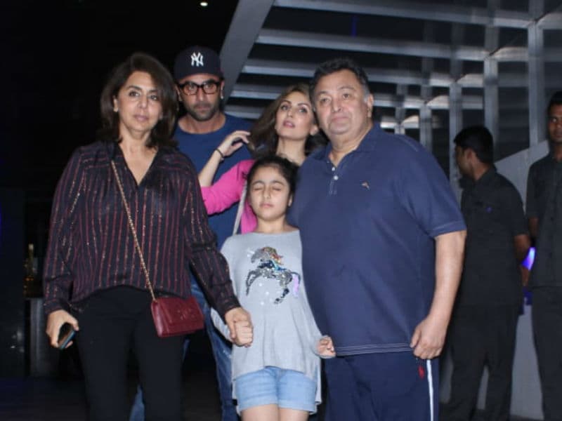 Photo : Ranbir Kapoor Steps Out For Dinner With Family