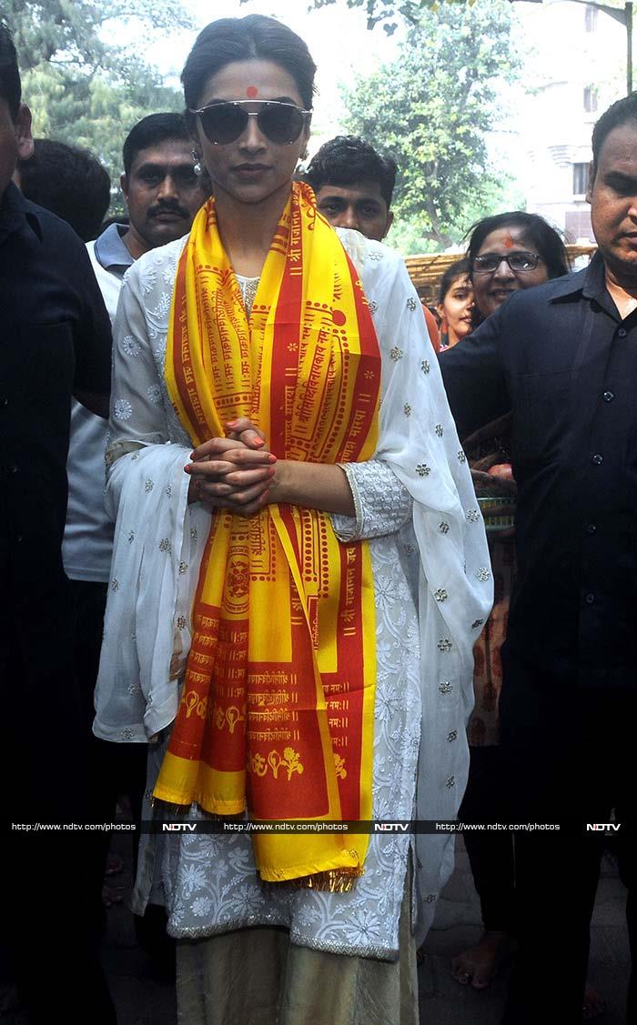 Deepika Prays at Siddhivinayak Temple