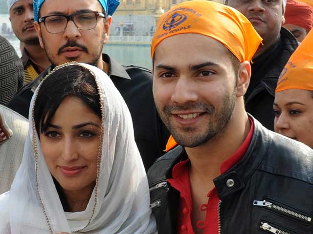 Varun Dhawan, Yami Gautam Pray at Golden Temple