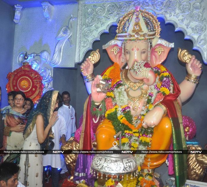 Priyanka Chopra seeks Ganesha\'s blessings