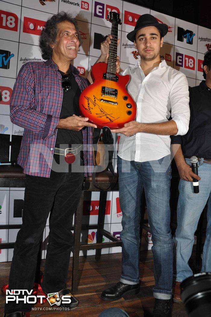 Imran was seen sharing a guitar with ace guitarist Gary Lawyer, famous for being the first Indian to be signed for an international album.<br><br/>

Up next: Lindsay Lohan gets handcuffed again