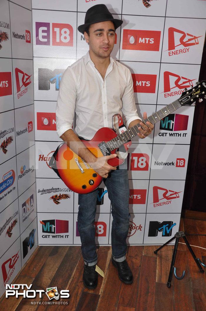 Imran Khan recently became the face of the popular music festival, MTV's iRock festival.<br><br/>

Adopting a grungy new look, the actor looked smart in a black fedora and crisp white shirt.