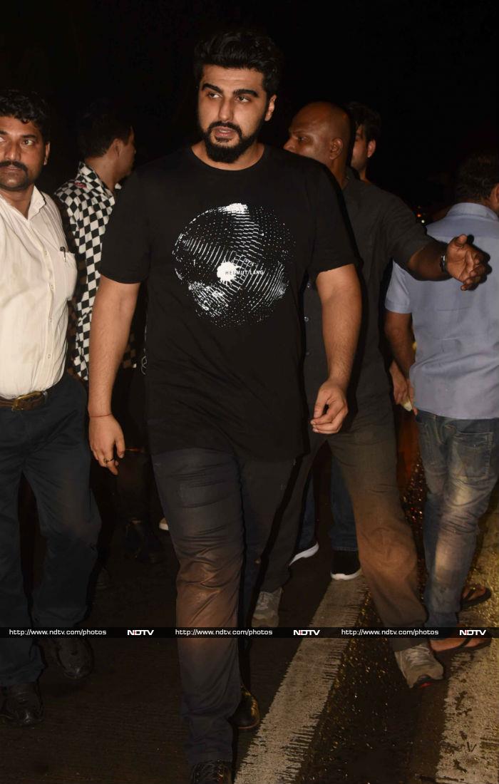 Arjun Kapoor looked handsome in black.