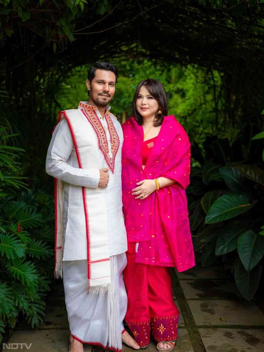 रणदीप हुड्डा ने अपनी बेटी न्योमिका की जिंदगी के एक बेहद खास पड़ाव की खूबसूरत झलकियां अपने फैंस के साथ भी शेयर कीं. रणदीप ने सोशल मीडिया पर बेटी की पहली चावल रस्म यानी 'चाकुम्बा' समारोह की तस्वीरें शेयर कीं और इसे बेहद खास पल बताया.