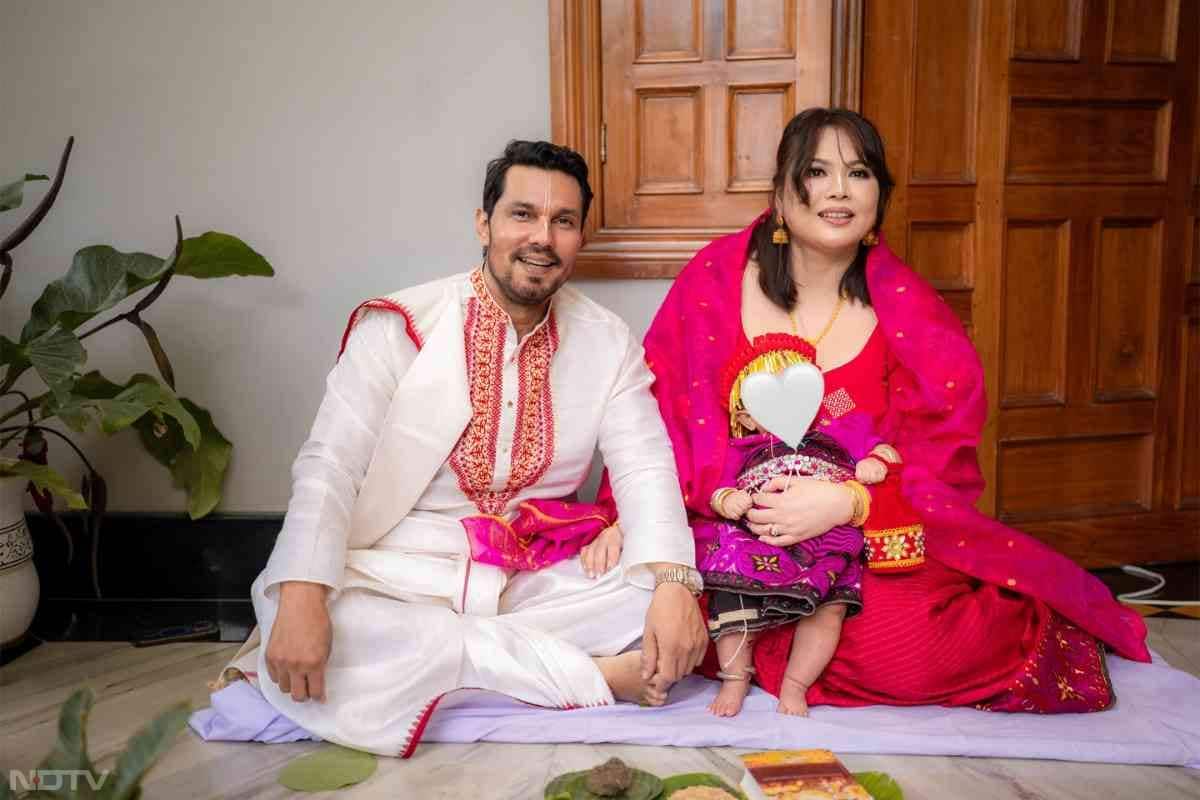 रणदीप हुड्डा ने इंस्टाग्राम पर कई तस्वीरें साझा करते हुए लिखा कि कुछ पल ऐसे होते हैं, जिन्हें इंसान हमेशा के लिए अपने पास संभालकर रखना चाहता है. उन्होंने कहा कि न्योमिका का चाकुम्बा समारोह भी उनके लिए ऐसा ही एक यादगार पल था. उन्होंने अपनी बेटी के जीवन के इस नए पड़ाव पर आशीर्वाद देने वाले सभी लोगों के प्रति आभार जताया.