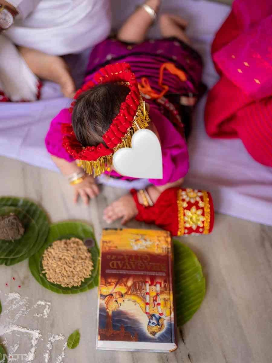 अभिनेता ने लिखा, "कुछ पल ऐसे होते हैं जिन्हें आप हमेशा के लिए संजोकर रखना चाहते हैं. न्योमिका का चाकुम्बा उनमें से एक था. उसका पहली बार चावल चखना और उन सभी लोगों के प्रति दिल से आभार जिन्होंने उसे आशीर्वाद दिया."