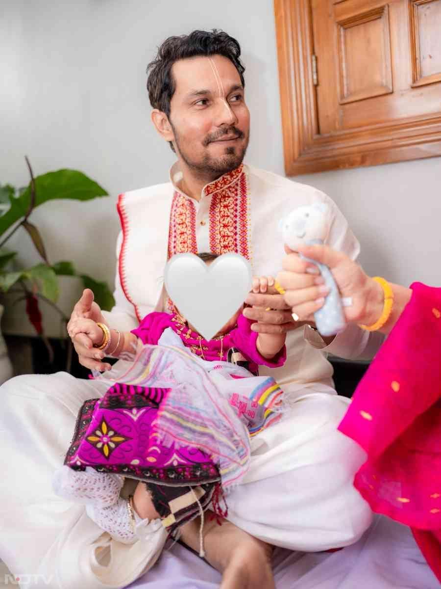 शेयर की गई तस्वीरों में रणदीप हुड्डा अपनी पत्नी लिन लैशराम और बेटी न्योमिका के साथ नजर आए. पहली तस्वीर में रणदीप अपनी पत्नी के साथ बैठे दिखाई दे रहे हैं, जहां लिन ने बेटी को अपनी गोद में लिया हुआ है. इसके अलावा अभिनेता ने अपने माता-पिता और परिवार के अन्य सदस्यों के साथ बिताए खूबसूरत पलों को भी साझा किया.
