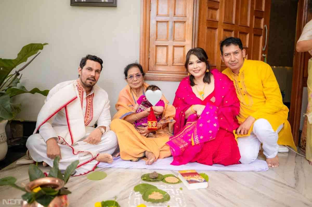 एक तस्वीर में लिन लैशराम अपनी बेटी को गोद में लिए नजर आ रही हैं, जबकि रणदीप अपनी बेटी के साथ प्यार भरे अंदाज में समय बिताते दिखाई दे रहे हैं. वहीं, एक अन्य तस्वीर में समारोह में शामिल मेहमान जमीन पर बैठकर पारंपरिक भोजन का आनंद लेते नजर आए. इन तस्वीरों में परिवार की खुशियां और पारंपरिक माहौल साफ दिखाई दे रहा है.