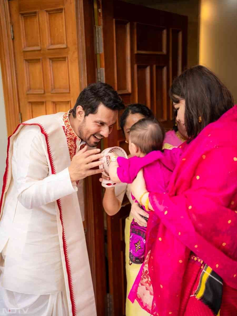 इस खास अवसर पर रणदीप हुड्डा पारंपरिक सफेद कुर्ता और धोती पहने नजर आए. वहीं, उनकी पत्नी लिन लैशराम ने खूबसूरत गुलाबी साड़ी और मैचिंग शॉल पहन रखा था. दोनों पारंपरिक परिधान में बेहद आकर्षक लग रहे थे और परिवार के साथ इस खास दिन को यादगार बनाते दिखाई दिए.