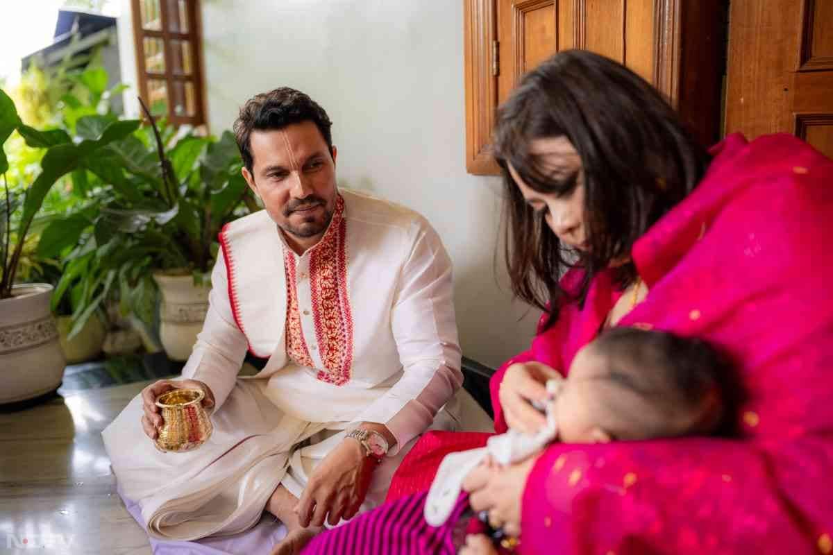 बता दें कि चाकुम्बा मणिपुरी मैतेई समुदाय की एक पारंपरिक रस्म है. यह समारोह बच्चे के जीवन में एक महत्वपूर्ण पड़ाव माना जाता है. इस रस्म के दौरान बच्चे को पहली बार ठोस आहार, खासकर चावल खिलाया जाता है. यह बच्चे के दूध से आगे बढ़कर सामान्य भोजन की शुरुआत का प्रतीक होता है.