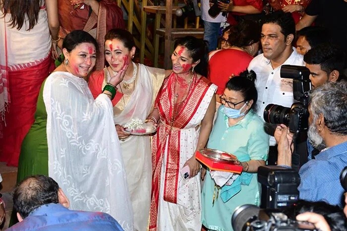 Durga Puja 2022: रानी मुखर्जी, काजोल और तनीषा ने खेला ‘सिंदूर खेला'