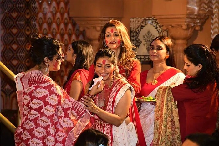 Durga Puja 2022: रानी मुखर्जी, काजोल और तनीषा ने खेला ‘सिंदूर खेला'