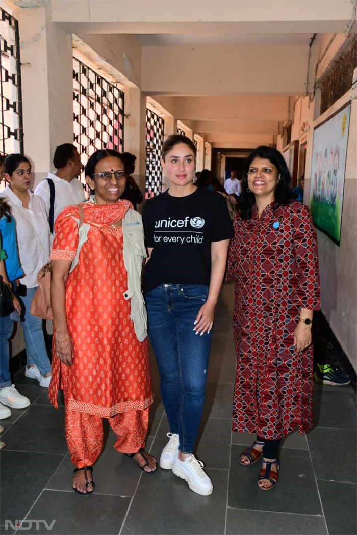 Kareena Kapoor posed with teachers at Mithanagar municipal school. (Image Courtesy: Varinder Chawla)