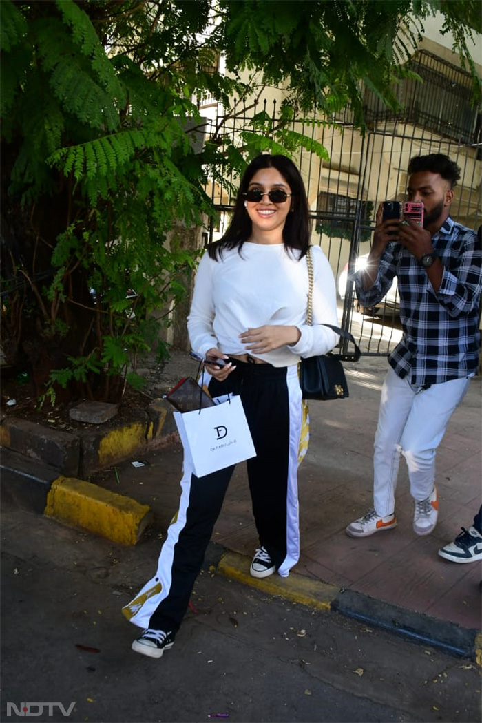 Bhumi Pednekar smiled for the cameras in Juhu. (Image Courtesy: Varinder Chawla)