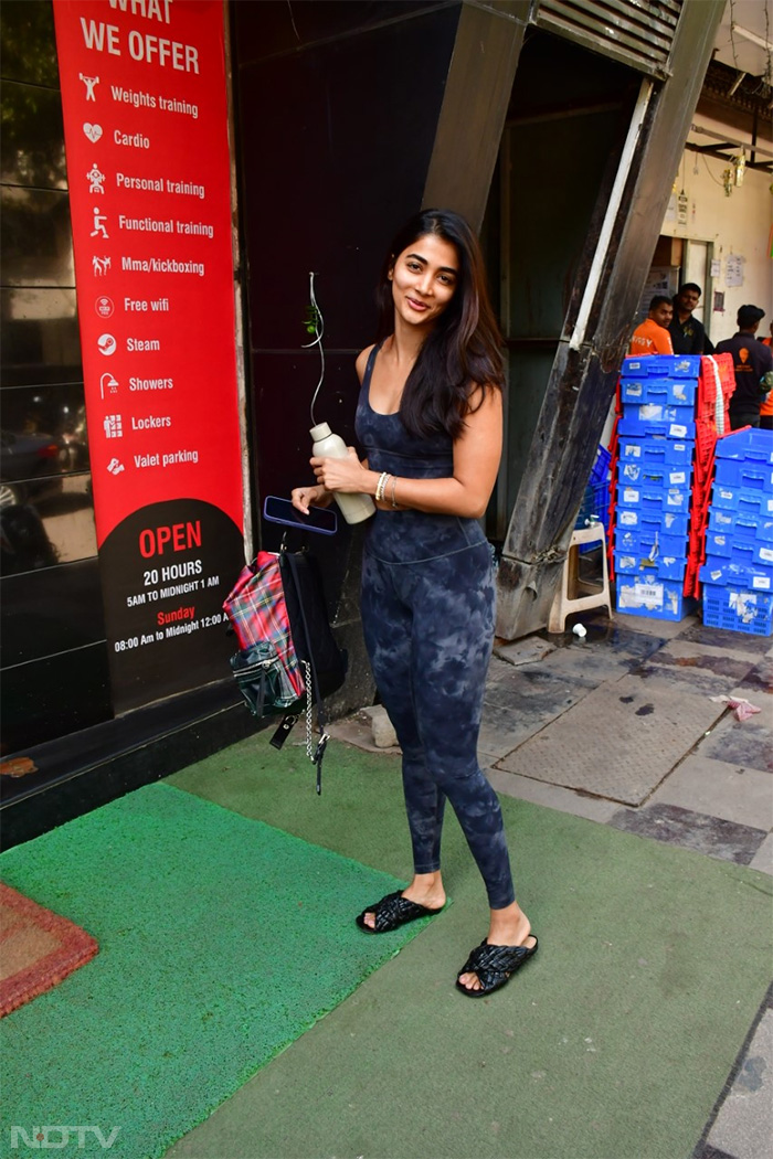 Pooja Hegde smiled for the shutterbugs. (Image Courtesy: Varinder Chawla)