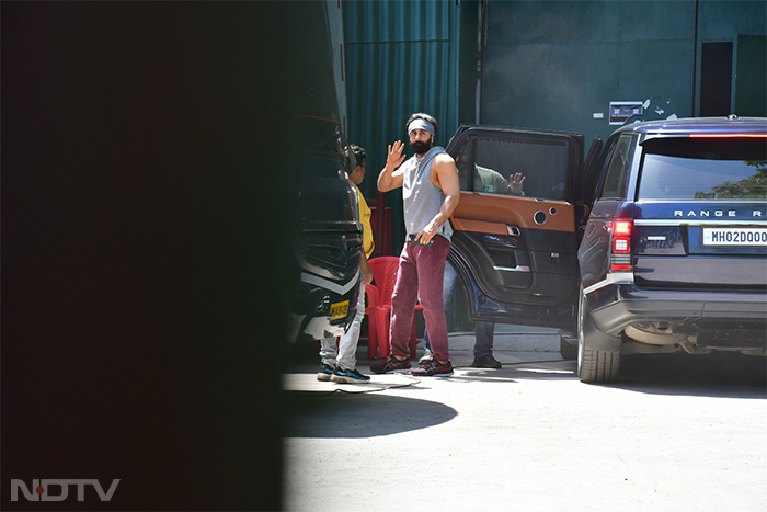 Ranbir Kapoor waved at the shutterbugs as he was spotted in Juhu. (Image Courtesy: Varinder Chawla)