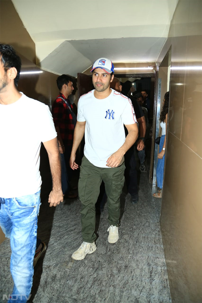 Varun Dhawan was spotted at a PVR in Juhu.(Image Courtesy: Varinder Chawla)