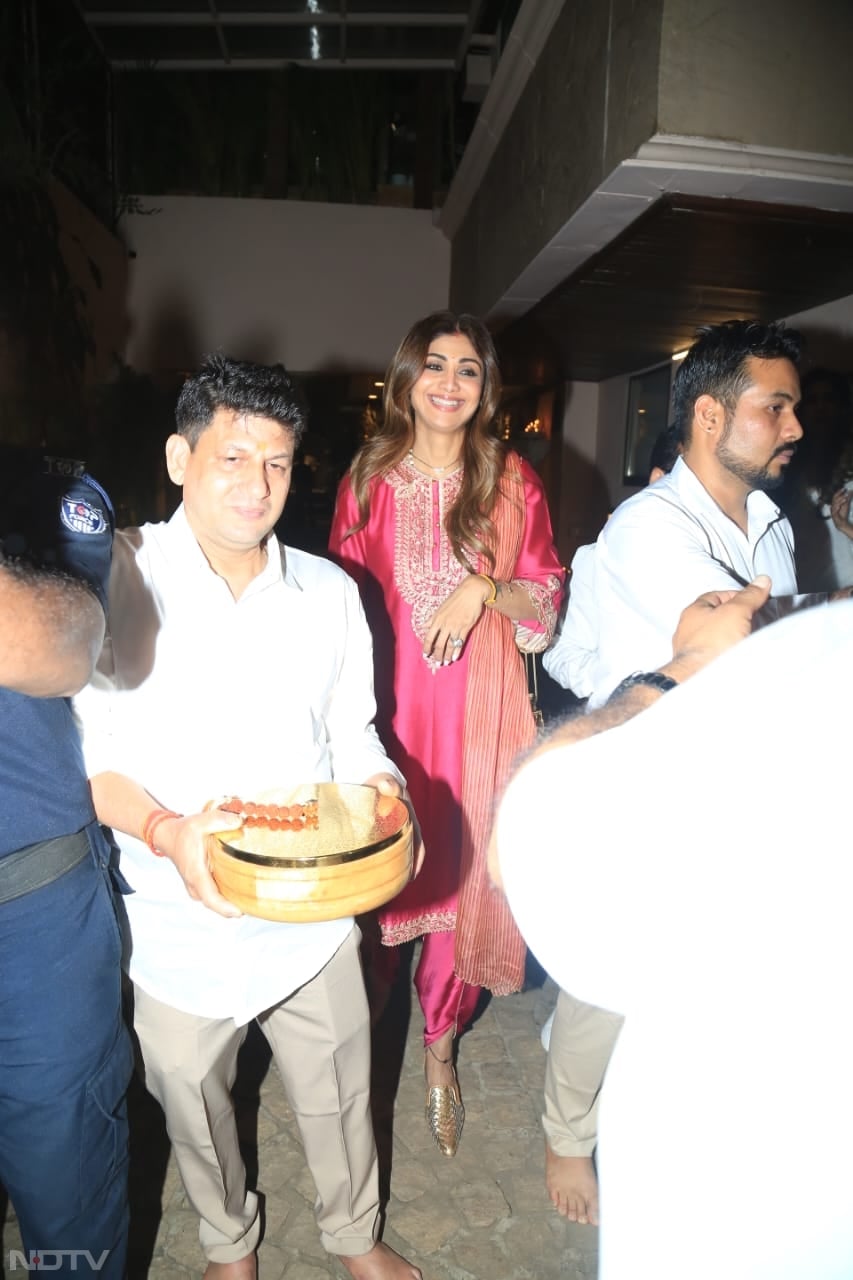 Shilpa Shetty looked pretty in a pink-hued suit. (Image courtesy: Varinder Chawla)