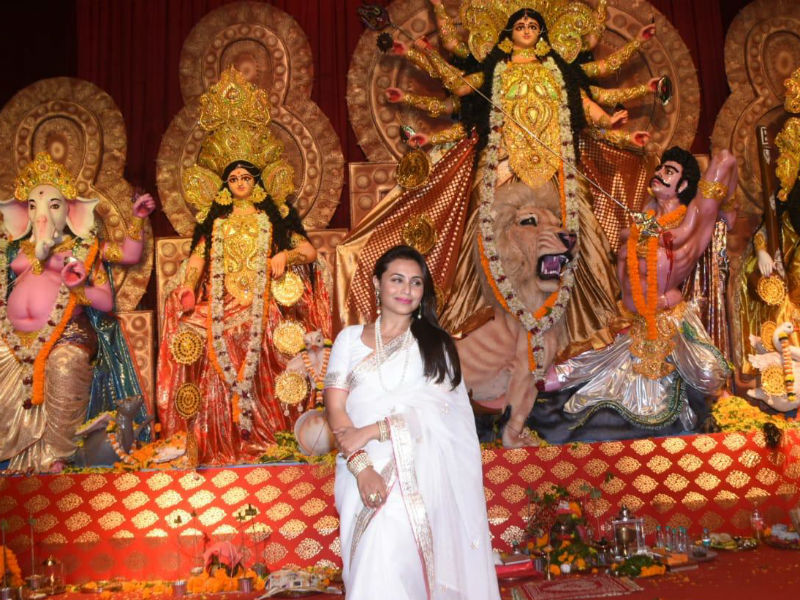 रानी मुखर्जी, जया बच्चन ने कुछ इस अंदाज में मनाई दुर्गा पूजा, देखें तस्वीरें