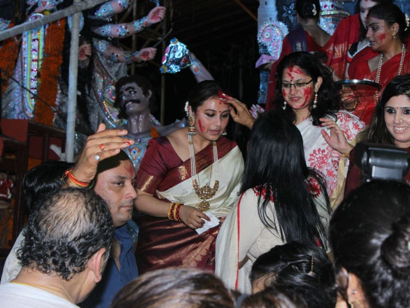 Photo : Rani Mukerji's Pujo Celebration Blends Fun And Tradition