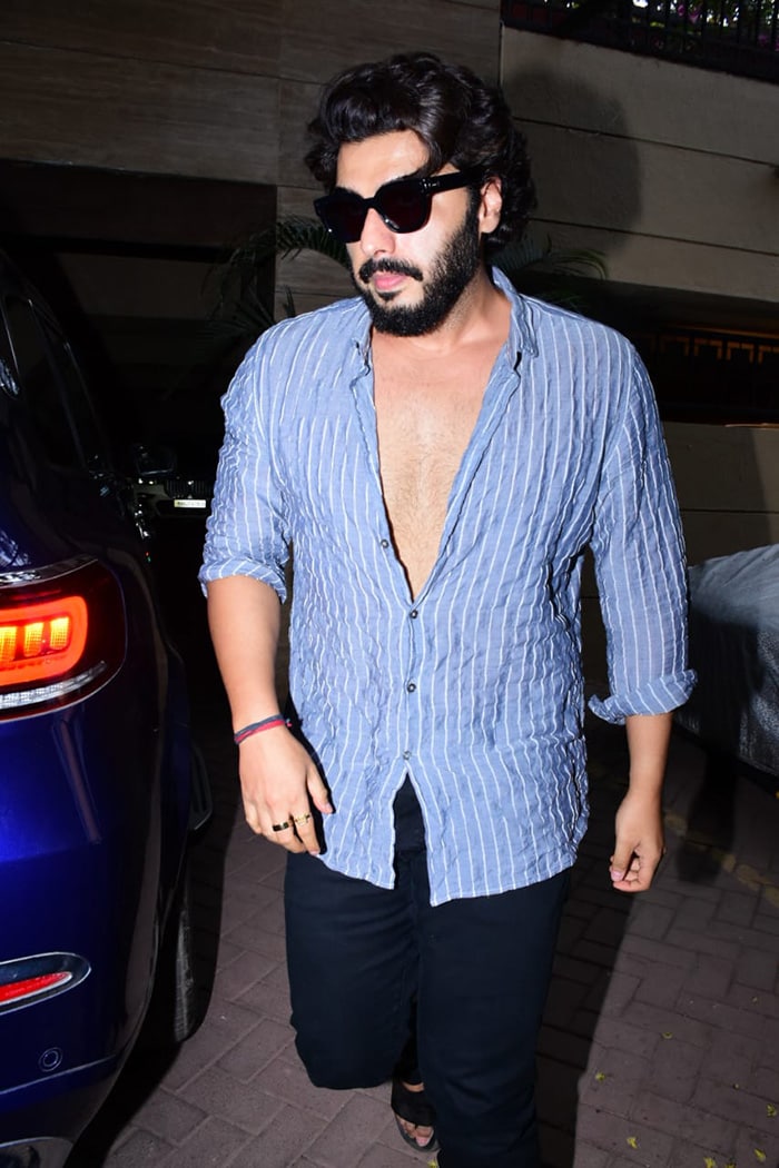 Arjun Kapoor was snapped outside girlfriend Malaika Arora's residence.