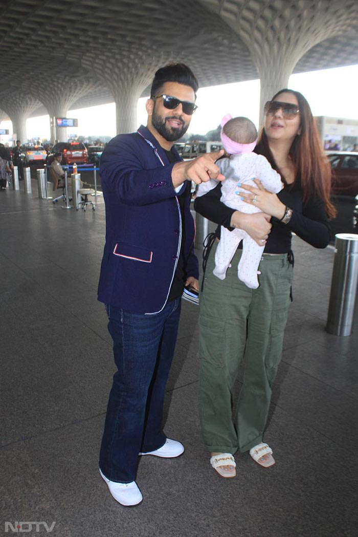 Ranveer Singh And Deepika Padukone\'s Comfy Airport Style