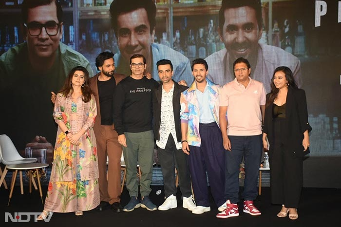 रिद्धि डोगरा, नवीन कस्तूरिया और अभिषेक बनर्जी 'पिचर्स 2' के ट्रेलर लॉन्च के दौरान एक साथ कैमरे के सामने पोज देते हुए.(फोटो क्रेडिट: वरिंदर चावला)