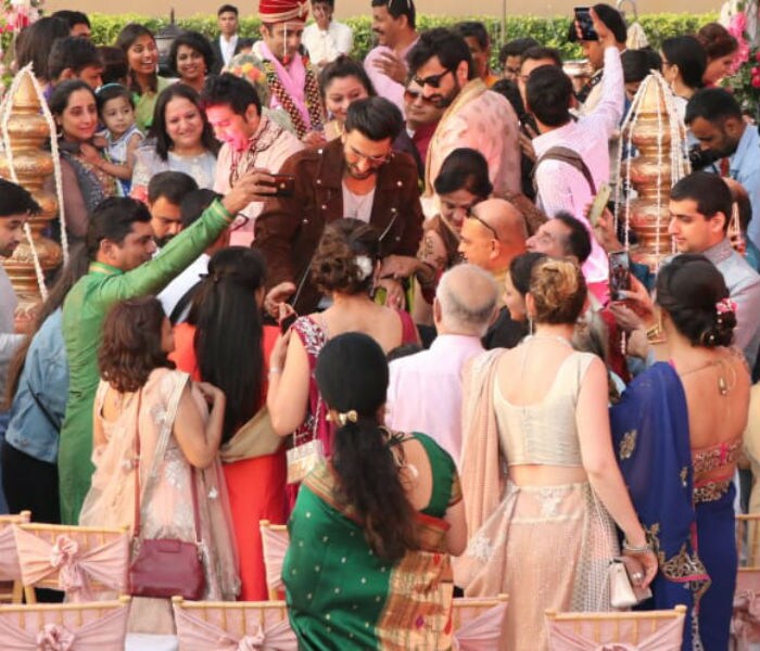 बिन बुलाए शादी में पहुंचा बॉलीवुड का 'सिंबा', दूल्हा-दुल्हन का ऐसा था रिएक्शन