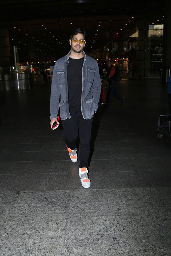 Ranveer Singh\'s Airport Style Is Hard To Match